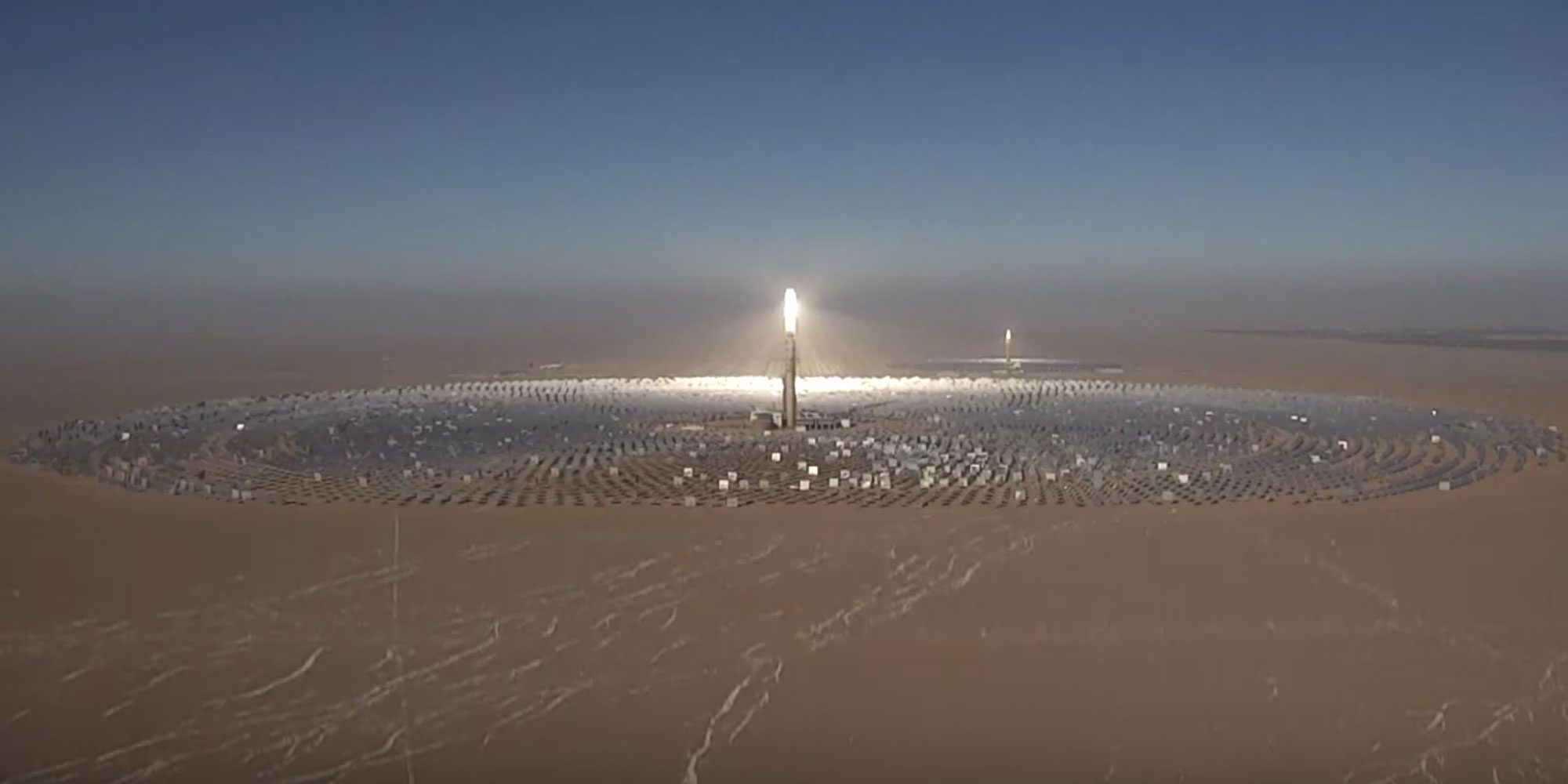 Champ d'héliostats et tour solaire en plein désert